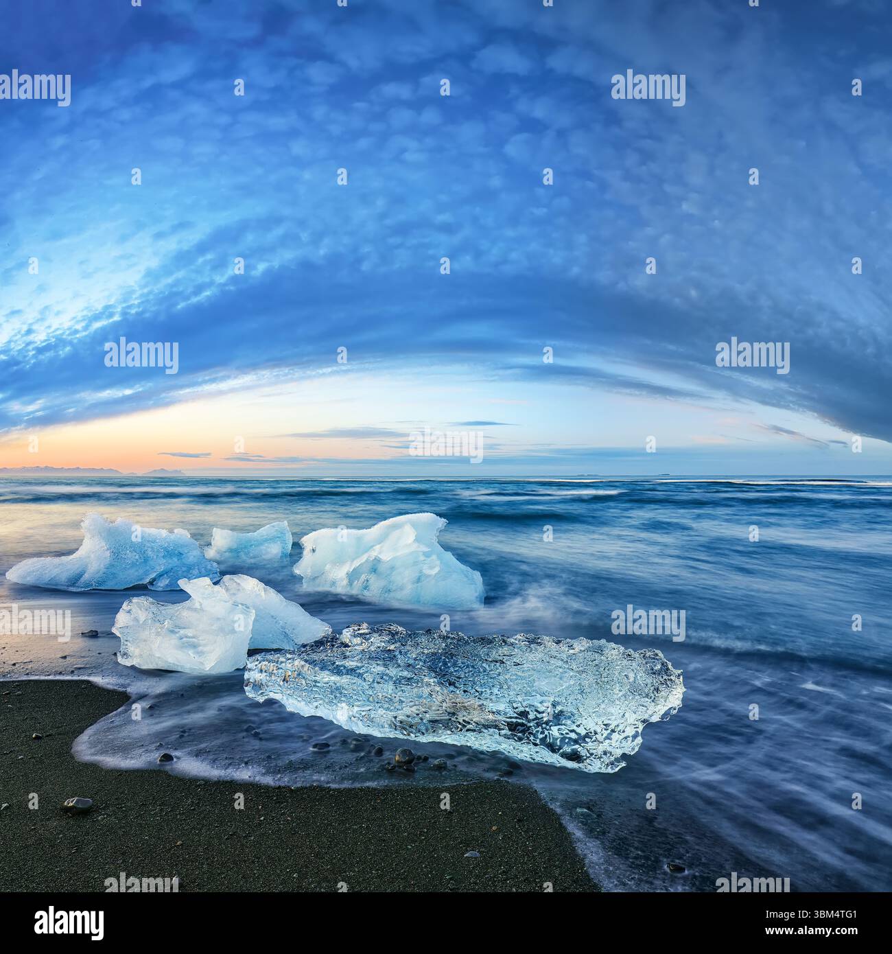 Beeindruckende Teile des Eisbergs funkeln am berühmten Diamond Beach in der Lagune von Jokulsarlon während des Sonnenuntergangs. Lage : Jokulsarlon Lagune, Diamond Beach, V Stockfoto