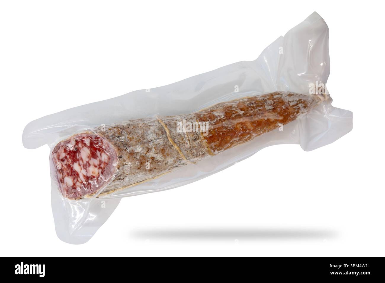 Piemont Schweinesalami, Italien, vakuumversiegelt in Kunststoffbeutel isoliert auf weiß mit Schnittpfad im Lieferumfang enthalten Stockfoto