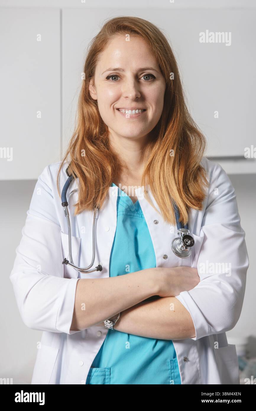 Ärztin, die in ihrer Praxis arbeitet. Gesundheitswesen und medizinisches Konzept.Ärztin in weißem Mantel Aufenthalt in ihrem medizinischen Schrank in der Klinik. Stockfoto