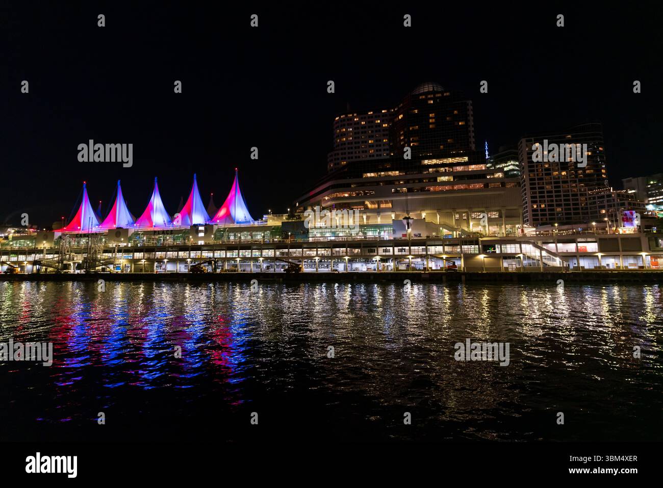 Canada Place at Night, ein Wahrzeichen in Vancouver, Kanada Stockfoto