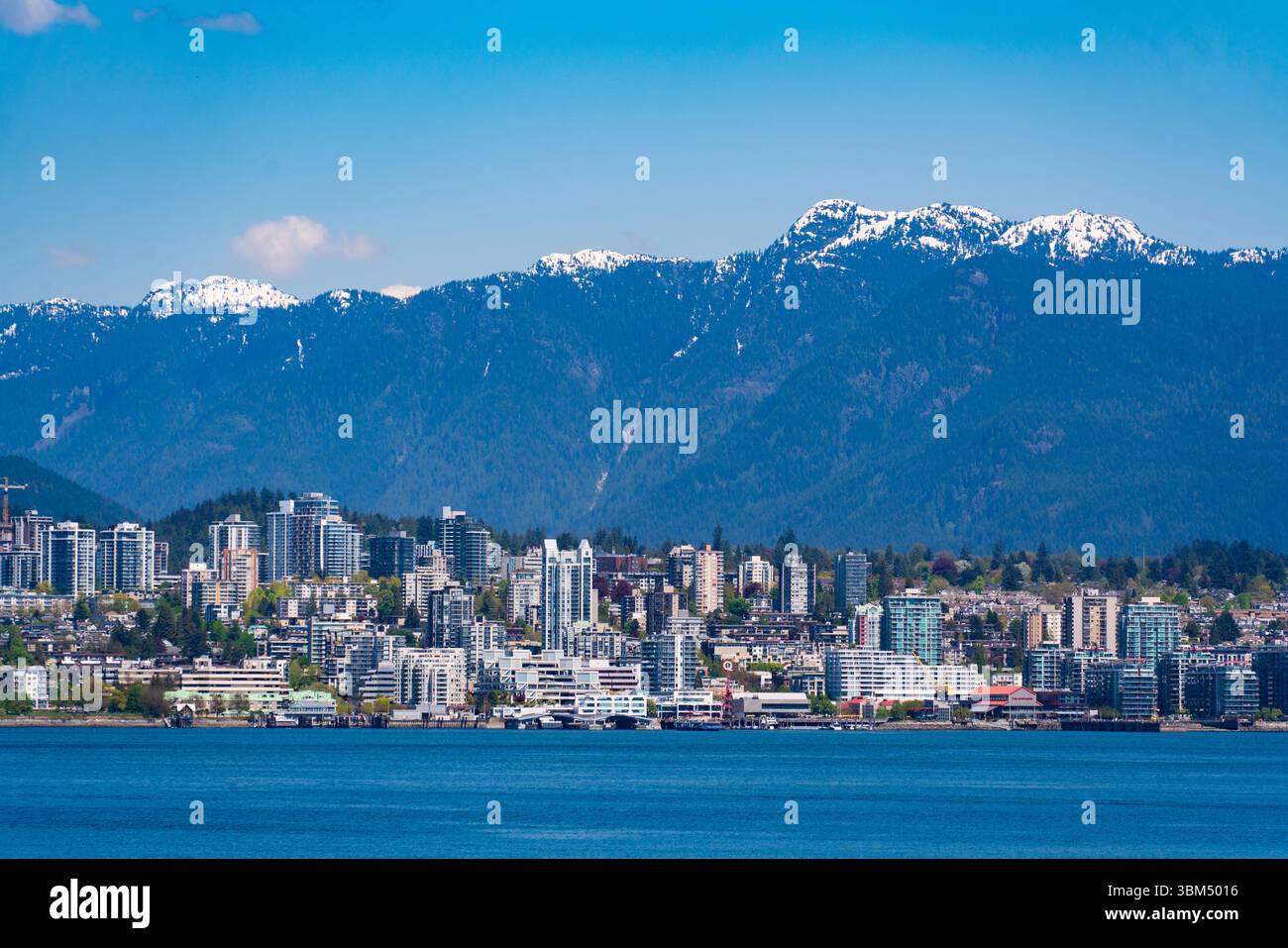 Blick auf North Vancouver von der Innenstadt von Vancouver in Kanada Stockfoto