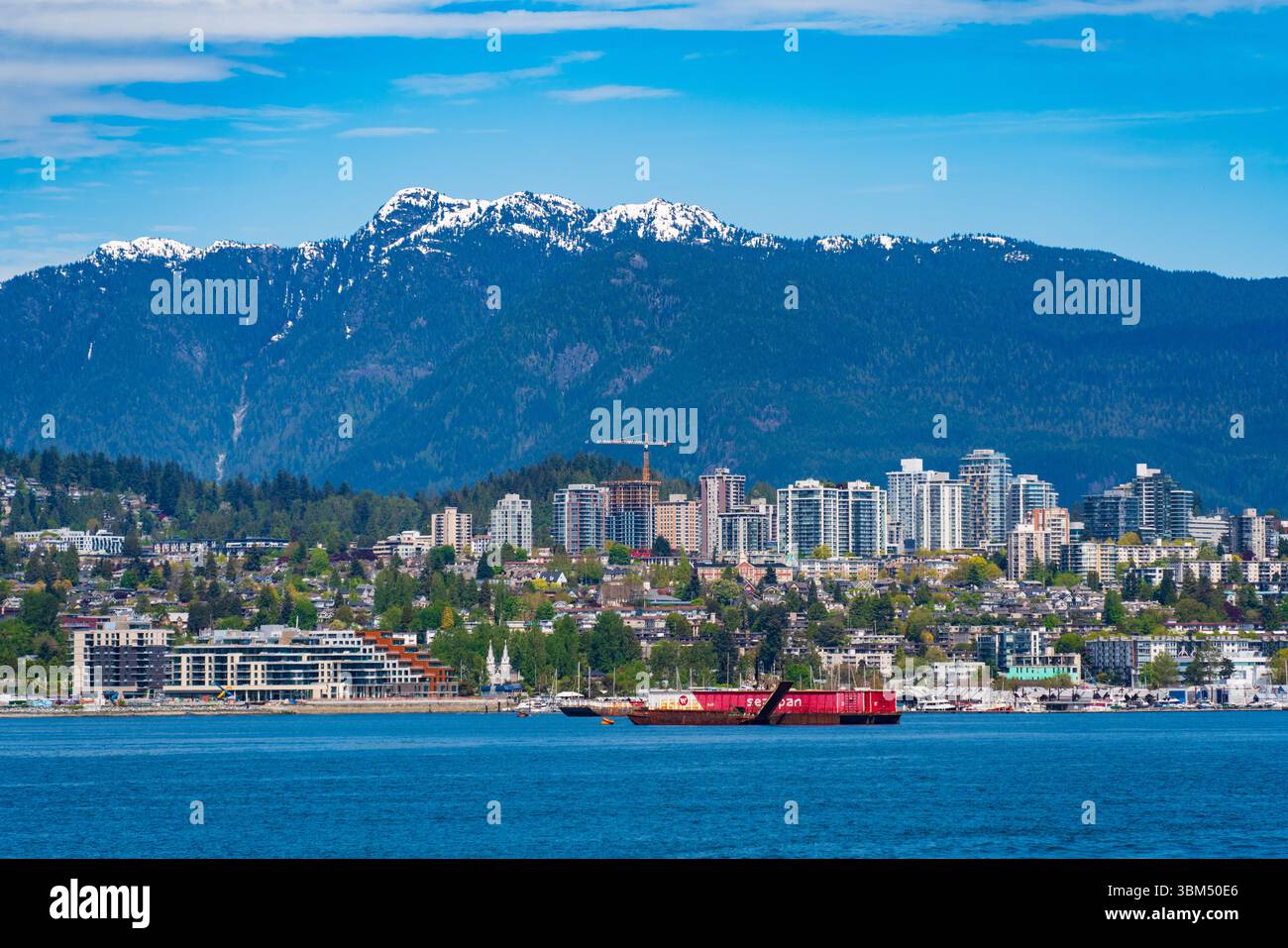 Blick auf North Vancouver von der Innenstadt von Vancouver in Kanada Stockfoto