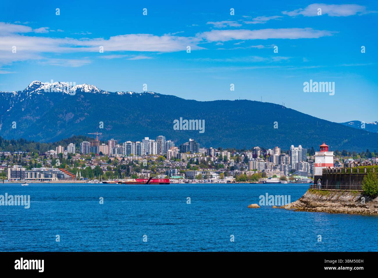 Blick auf North Vancouver von der Innenstadt von Vancouver in Kanada Stockfoto