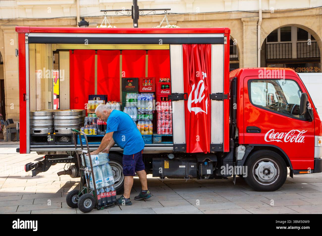 Coca-Cola-Lkw-Fahrer, der eine Lieferung in der Stadt Logrono Spanien anstellt Stockfoto