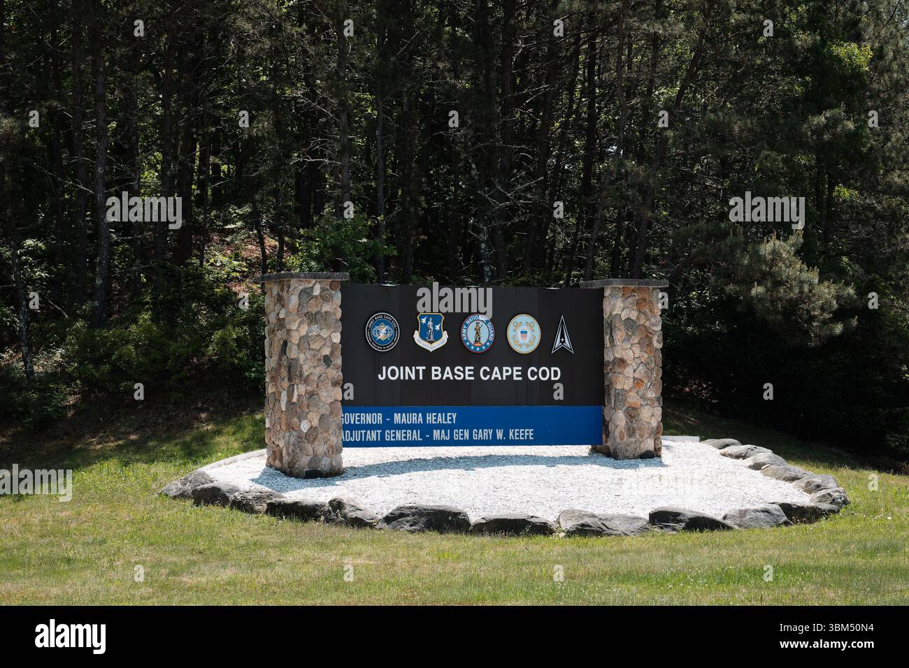 Bourne, MA - 3. Juni 2025: Eingangsschild an der Joint Base Cape Cod mit ihrem Logo sowie Symbolen für die Air National Guard, Army National Guard Stockfoto