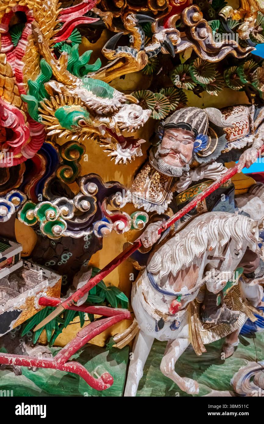 Holzschnitzerei des Drachen, der König Wu von Zhou rettet, Kobe, Japan Stockfoto