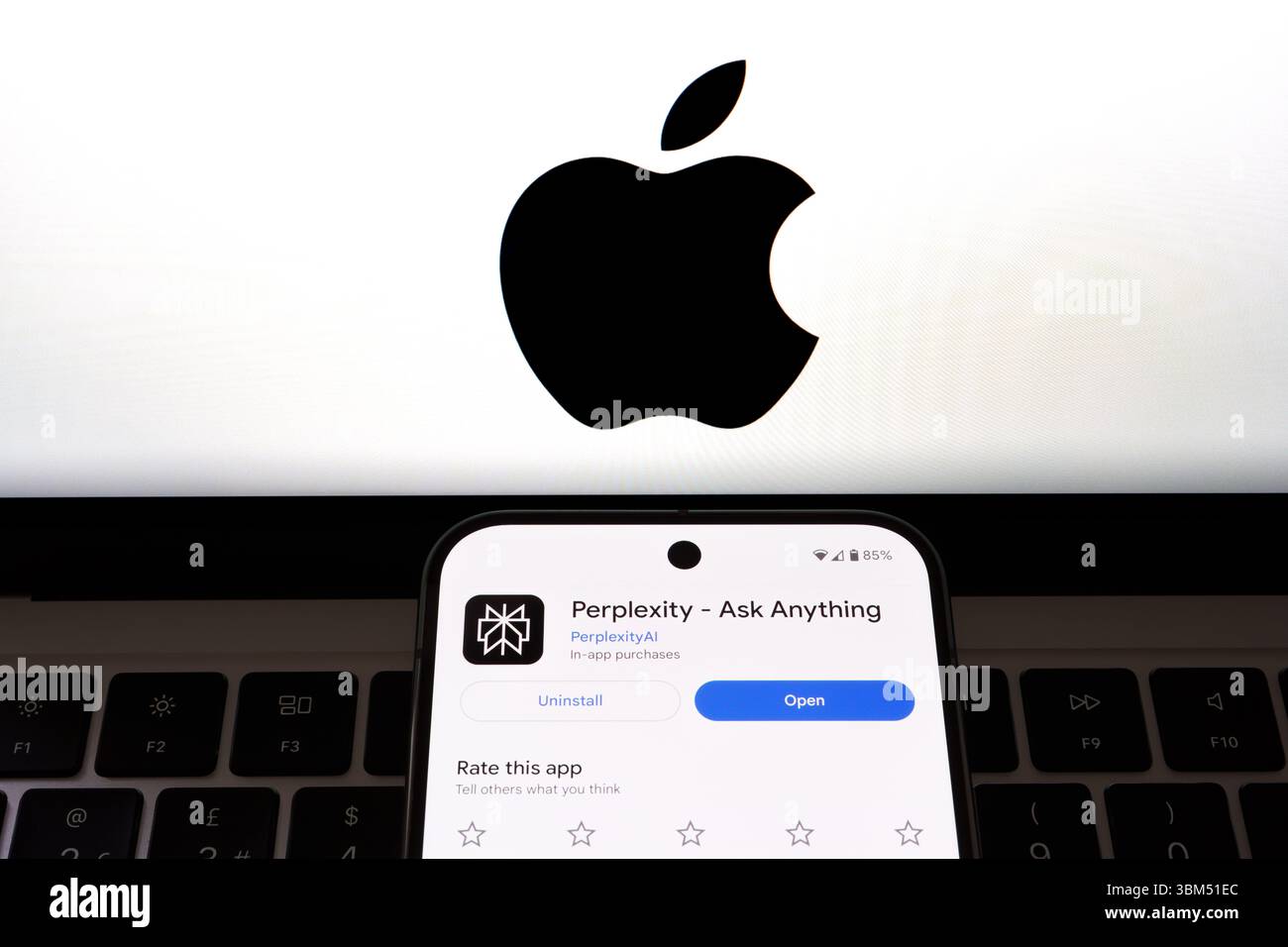 Perplexity AI-Auflistung auf dem Smartphone-Bildschirm mit vollständigem Apple-Logo im Hintergrund. Stafford, Großbritannien, 24. Juni 2025 Stockfoto