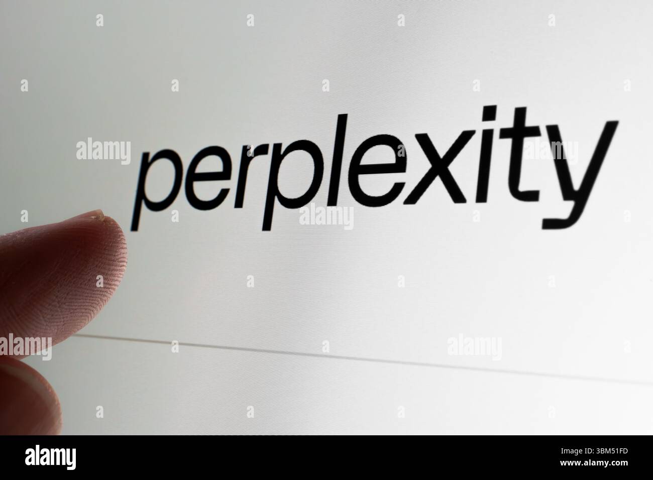 Der Name der Perplexität wird in Nahaufnahme auf dem Bildschirm angezeigt, wobei der Benutzerfinger darauf zeigt. Stafford, Großbritannien, 24. Juni 2025 Stockfoto