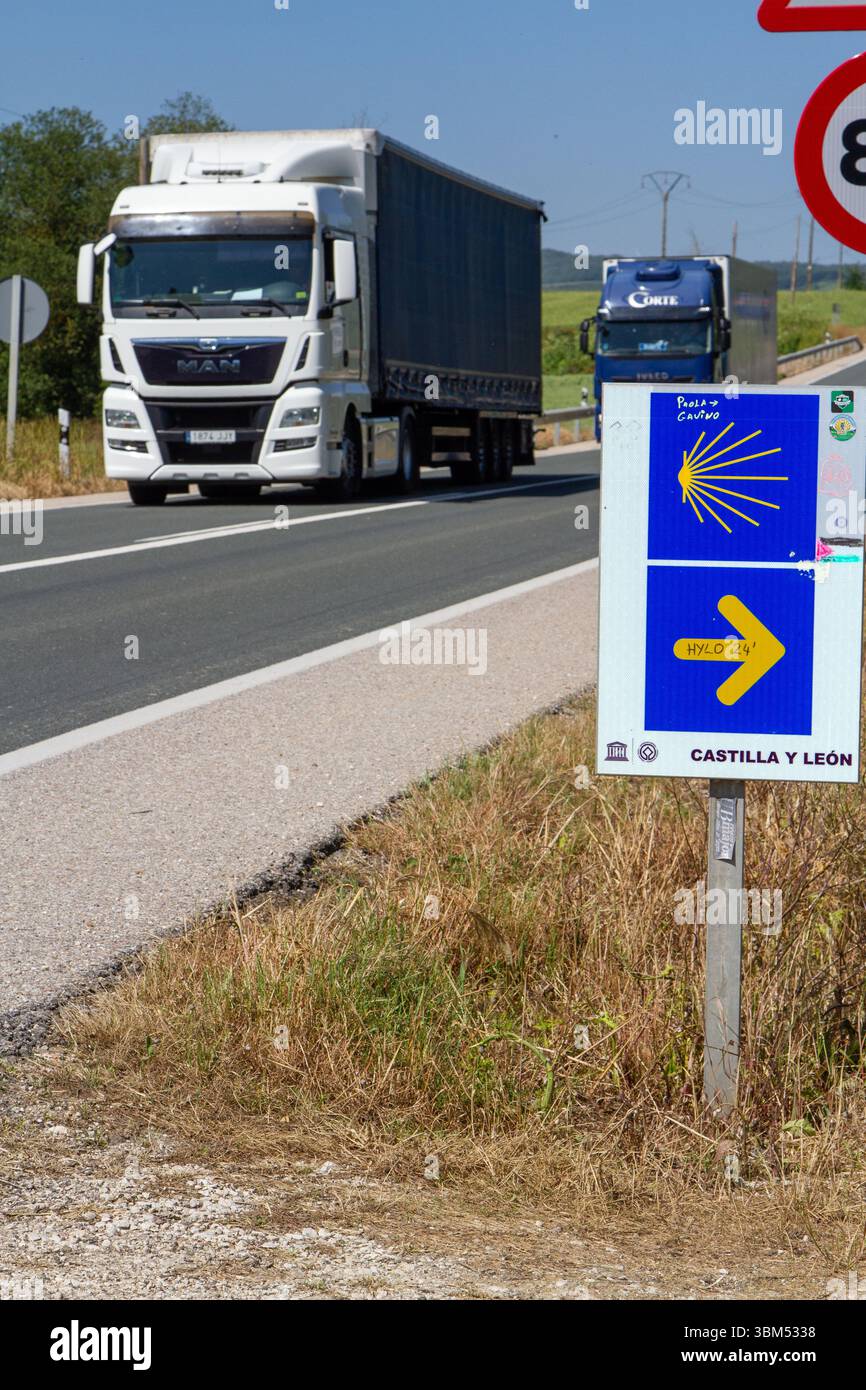 Waggons LKW fahren entlang des Jakobsweges auf dem Jakobsweg Stockfoto