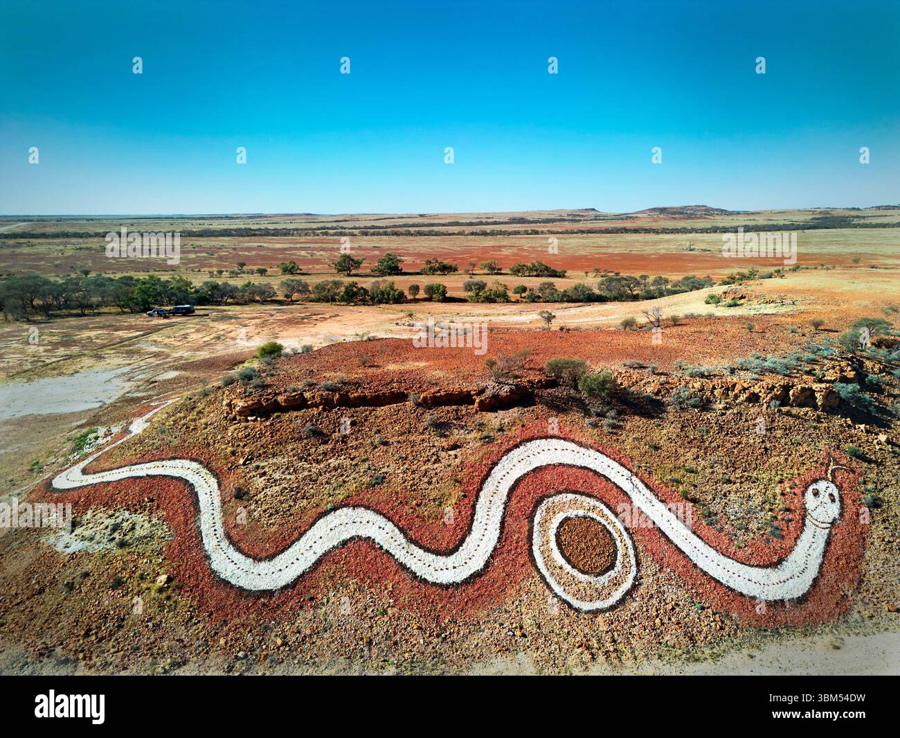 Traumschlange, hergestellt von Wangkangurru Yarluyandi, in der Nähe von Betoota, Queensland, Australien. (Nur Für Redaktionelle Zwecke) Stockfoto