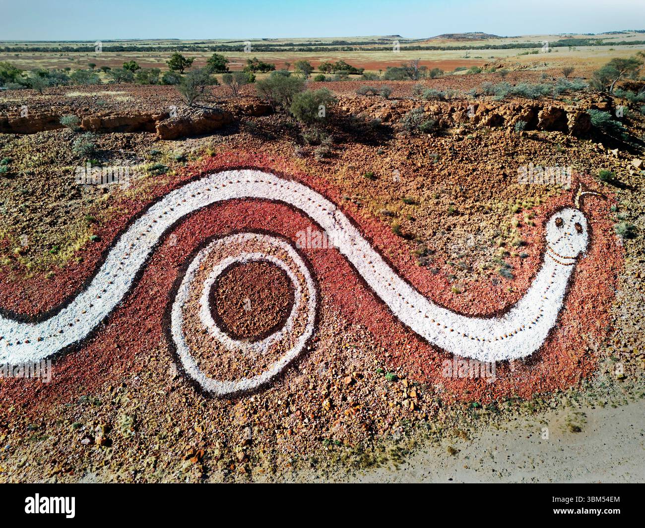 Traumschlange, hergestellt von Wangkangurru Yarluyandi, in der Nähe von Betoota, Queensland, Australien. (Nur Für Redaktionelle Zwecke) Stockfoto
