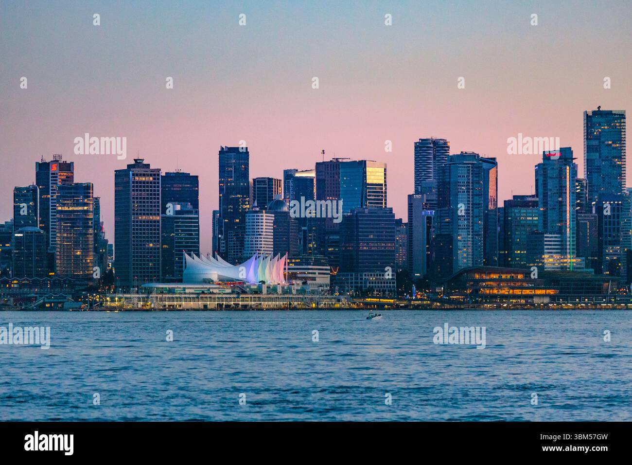 Downtown Vancouver einschließlich Harbour Center, Tagungs- und Hafenzentrum, British Columbia, Kanada. Stockfoto