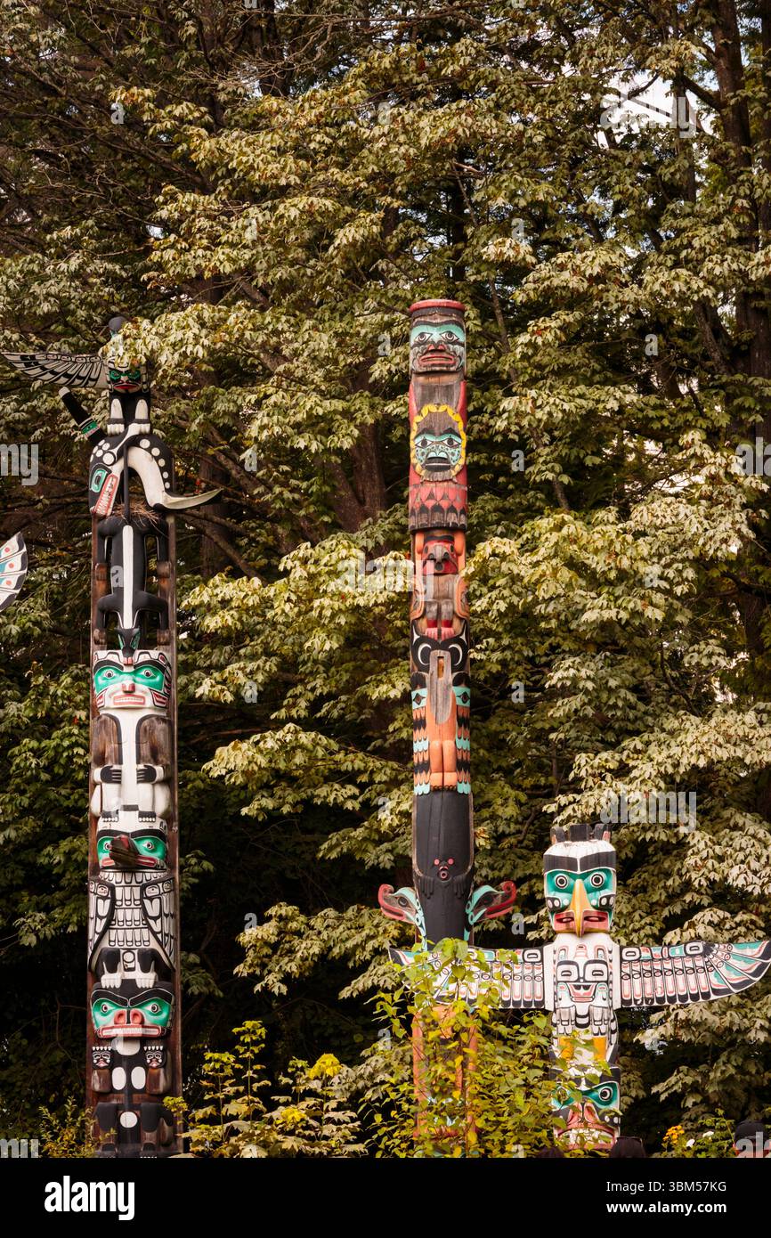 First Nations Kunst- und Totempfähle „People Among the People“, Coast Salish Gateways, Stanley Park, Vancouver, British Columbia, Kanada. (Redaktion Stockfoto