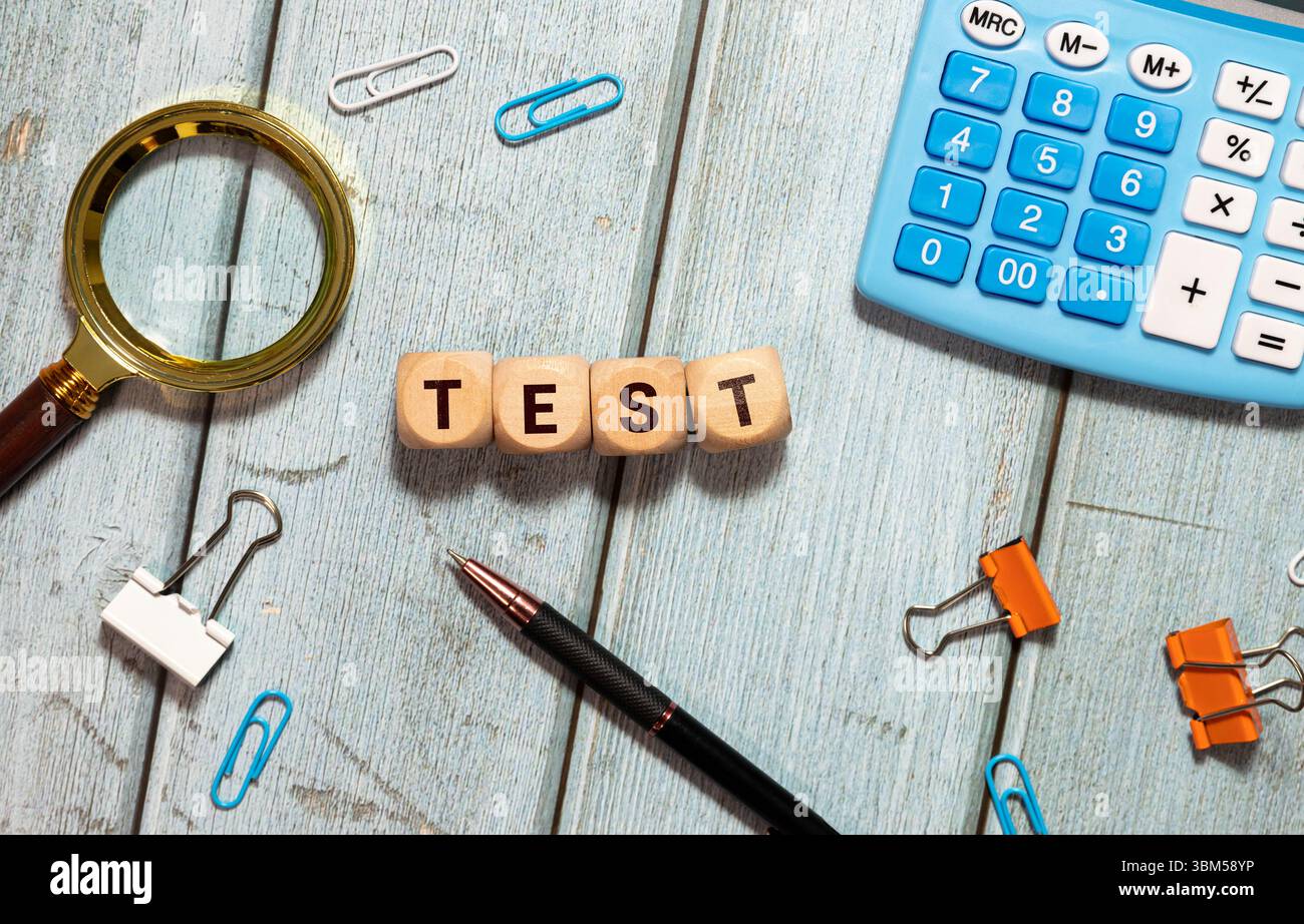 Testwort aus Holzhintergrund. Geschäftskonzept. Prüfzeichen, Prüfung, Lernkonzept. Wortprüfung mit Holzwürfeln geschrieben. Qualitätskontrolle im Bildungswesen Stockfoto