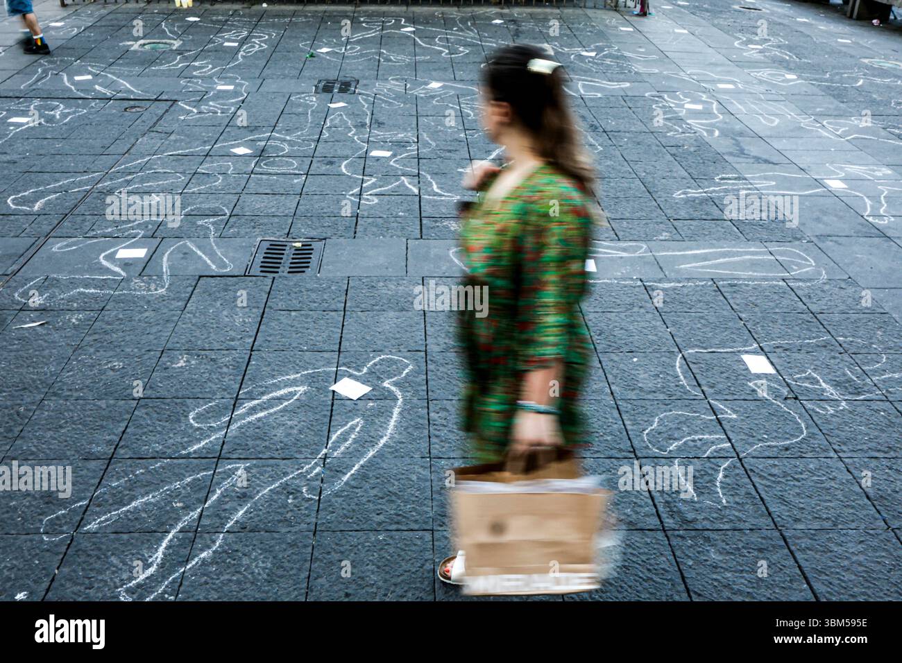 Free Assange Network inszeniert Flash-Mob in Neapel, um Journalisten zu ehren, die im Gazastreifen getötet wurden Weiße Silhouetten, die auf dem Bürgersteig der Piazza Dante in Neapel gezeichnet wurden, in Erinnerung an die mehr als 200 Journalisten, die während der israelischen Militäroffensive im Gazastreifen starben. Es ist der Flash-Mob, der vom Free Assange-Netzwerk ein Jahr nach der Freilassung des australischen Journalisten und Gründers von WikiLeaks inszeniert wurde. Wir möchten die Menschen daran erinnern, dass es heute noch zu viele Journalisten gibt, die die Wahrheit nicht sagen können.  BPH9403 Copyright: XAntonioxBalascox Stockfoto