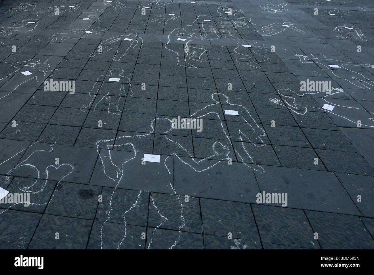 Free Assange Network inszeniert Flash-Mob in Neapel, um Journalisten zu ehren, die im Gazastreifen getötet wurden Weiße Silhouetten, die auf dem Bürgersteig der Piazza Dante in Neapel gezeichnet wurden, in Erinnerung an die mehr als 200 Journalisten, die während der israelischen Militäroffensive im Gazastreifen starben. Es ist der Flash-Mob, der vom Free Assange-Netzwerk ein Jahr nach der Freilassung des australischen Journalisten und Gründers von WikiLeaks inszeniert wurde. Wir möchten die Menschen daran erinnern, dass es heute noch zu viele Journalisten gibt, die die Wahrheit nicht sagen können.  BPH9236 Copyright: XAntonioxBalascox Stockfoto