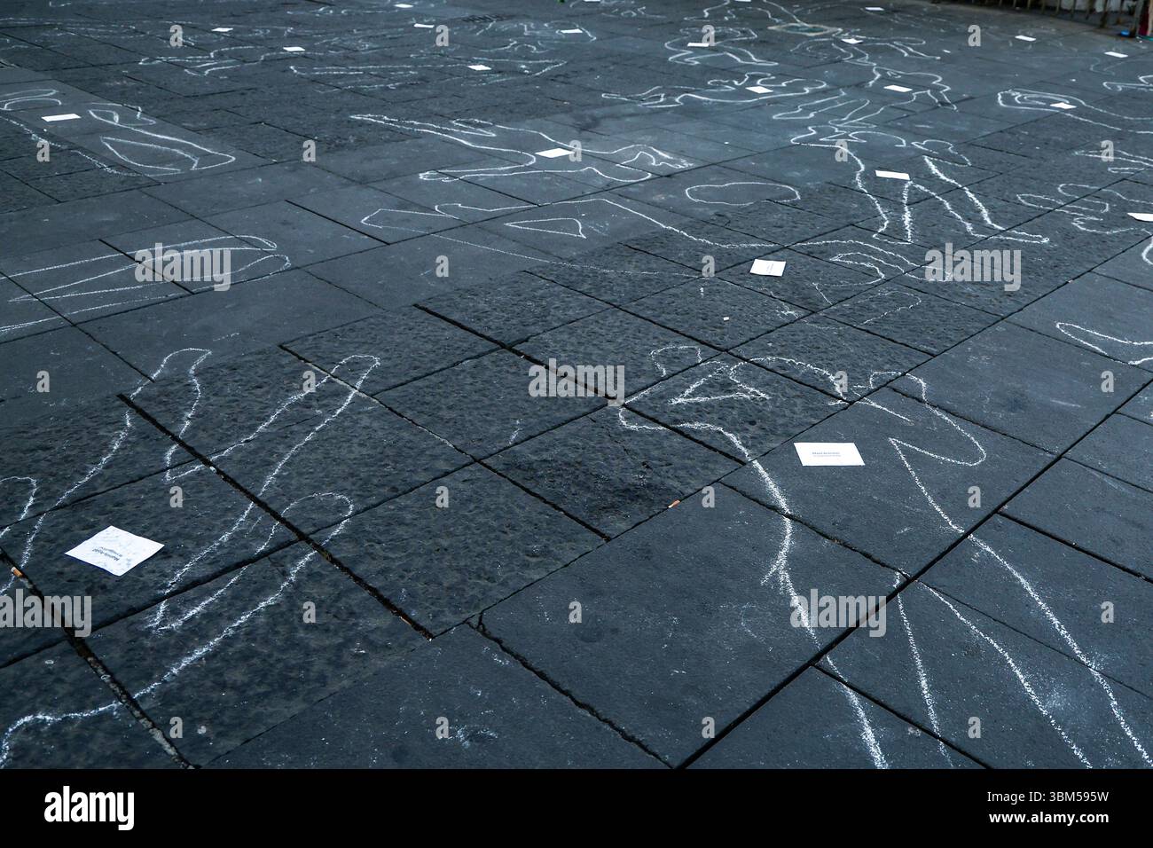 Free Assange Network inszeniert Flash-Mob in Neapel, um Journalisten zu ehren, die im Gazastreifen getötet wurden Weiße Silhouetten, die auf dem Bürgersteig der Piazza Dante in Neapel gezeichnet wurden, in Erinnerung an die mehr als 200 Journalisten, die während der israelischen Militäroffensive im Gazastreifen starben. Es ist der Flash-Mob, der vom Free Assange-Netzwerk ein Jahr nach der Freilassung des australischen Journalisten und Gründers von WikiLeaks inszeniert wurde. Wir möchten die Menschen daran erinnern, dass es heute noch zu viele Journalisten gibt, die die Wahrheit nicht sagen können.  BPH9257 Copyright: XAntonioxBalascox Stockfoto