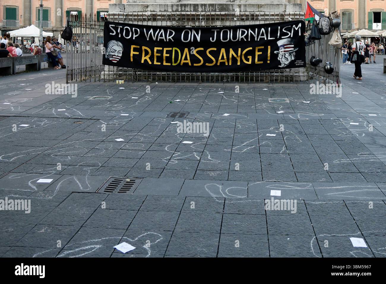 Free Assange Network inszeniert Flash-Mob in Neapel, um Journalisten zu ehren, die im Gazastreifen getötet wurden Weiße Silhouetten, die auf dem Bürgersteig der Piazza Dante in Neapel gezeichnet wurden, in Erinnerung an die mehr als 200 Journalisten, die während der israelischen Militäroffensive im Gazastreifen starben. Es ist der Flash-Mob, der vom Free Assange-Netzwerk ein Jahr nach der Freilassung des australischen Journalisten und Gründers von WikiLeaks inszeniert wurde. Wir möchten die Menschen daran erinnern, dass es heute noch zu viele Journalisten gibt, die die Wahrheit nicht sagen können.  BPH9304 Copyright: XAntonioxBalascox Stockfoto