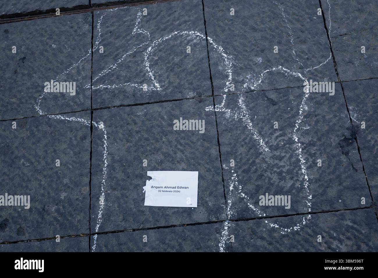 Free Assange Network inszeniert Flash-Mob in Neapel, um Journalisten zu ehren, die im Gazastreifen getötet wurden Weiße Silhouetten, die auf dem Bürgersteig der Piazza Dante in Neapel gezeichnet wurden, in Erinnerung an die mehr als 200 Journalisten, die während der israelischen Militäroffensive im Gazastreifen starben. Es ist der Flash-Mob, der vom Free Assange-Netzwerk ein Jahr nach der Freilassung des australischen Journalisten und Gründers von WikiLeaks inszeniert wurde. Wir möchten die Menschen daran erinnern, dass es heute noch zu viele Journalisten gibt, die die Wahrheit nicht sagen können.  BPH9114 Copyright: XAntonioxBalascox Stockfoto