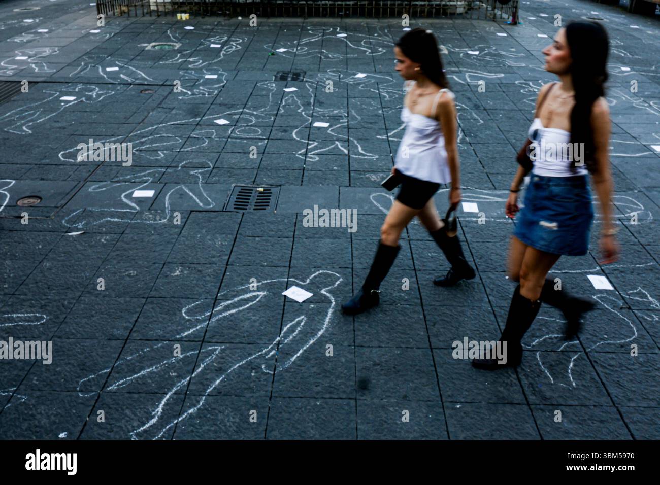 Free Assange Network inszeniert Flash-Mob in Neapel, um Journalisten zu ehren, die im Gazastreifen getötet wurden Weiße Silhouetten, die auf dem Bürgersteig der Piazza Dante in Neapel gezeichnet wurden, in Erinnerung an die mehr als 200 Journalisten, die während der israelischen Militäroffensive im Gazastreifen starben. Es ist der Flash-Mob, der vom Free Assange-Netzwerk ein Jahr nach der Freilassung des australischen Journalisten und Gründers von WikiLeaks inszeniert wurde. Wir möchten die Menschen daran erinnern, dass es heute noch zu viele Journalisten gibt, die die Wahrheit nicht sagen können.  BPH9361 Copyright: XAntonioxBalascox Stockfoto