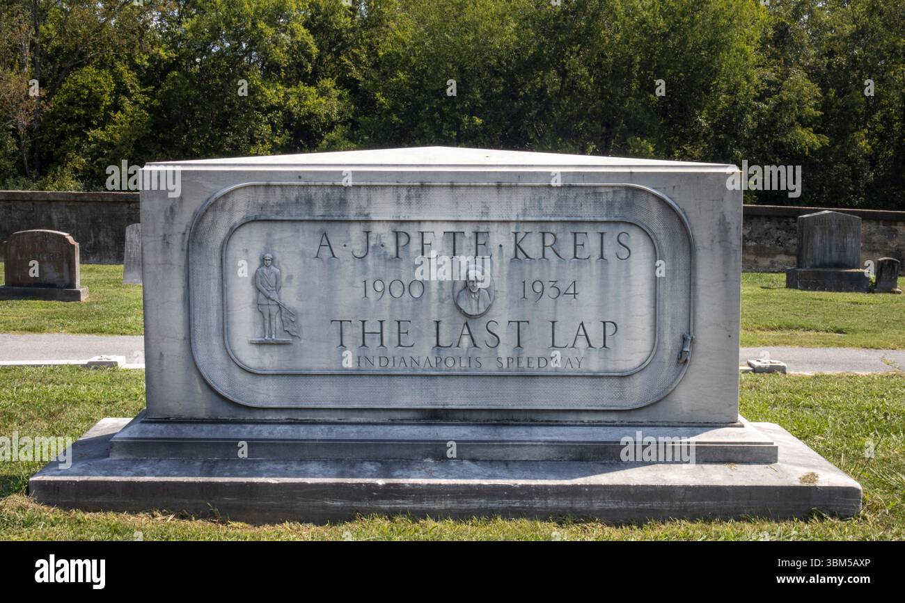 Der in Knoxville geborene Rennfahrer A.J. „Pete“ Kreis liegt unter einem dramatischen Grabstein, nachdem er bei einem Unfall auf dem Indianapolis Speedway gestorben ist. Stockfoto