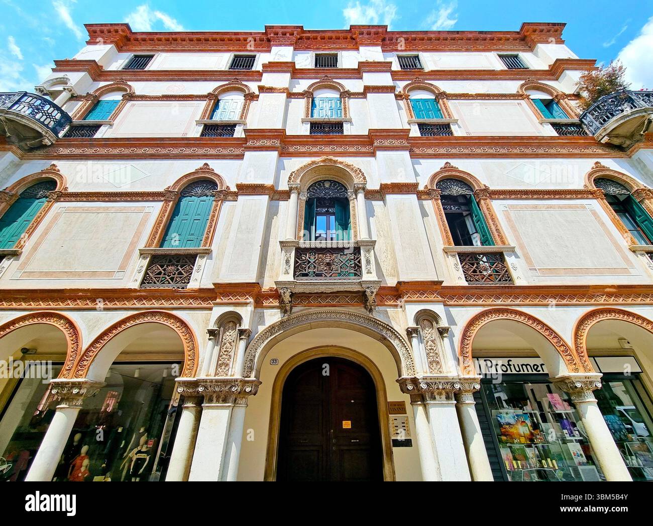Fassade eines antiken Gebäudes im historischen Zentrum von Bassano-del-Grappa, dekoriert mit herrlicher Terrakotta-Dekoration. Region Veneto, Norditalien Stockfoto