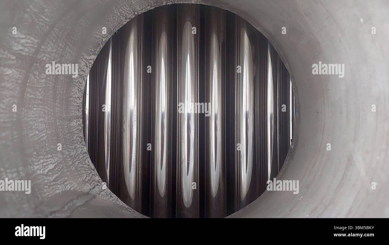 Stahlwärmetauscherrohre werden von einer internen Ansicht aus angezeigt, wobei ihre glatten, polierten Oberflächen und die zylindrische Bauweise hervorgehoben werden. Dies zeigt Str. Stockfoto