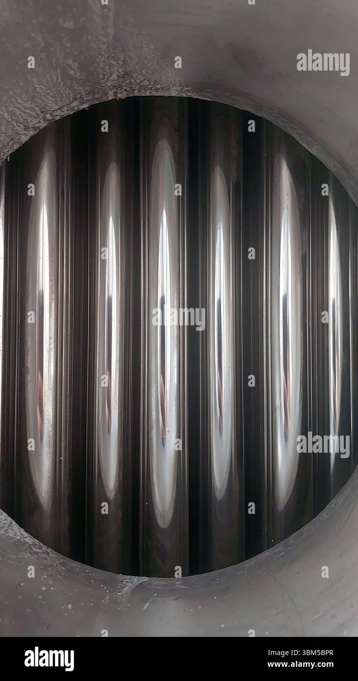 Die Nahaufnahme der Stahlwärmetauscherrohre zeigt ihr poliertes, zylindrisches Design, das für die Wärmeübertragung in verschiedenen industriellen Anwendungen unerlässlich ist Stockfoto