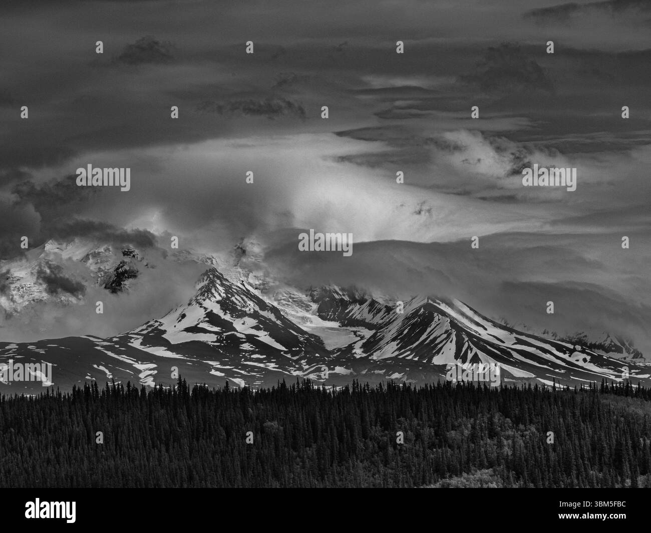 USA, Alaska. Schwarz-weiße Landschaft des Mount Drum entlang des Glenn Highway Stockfoto