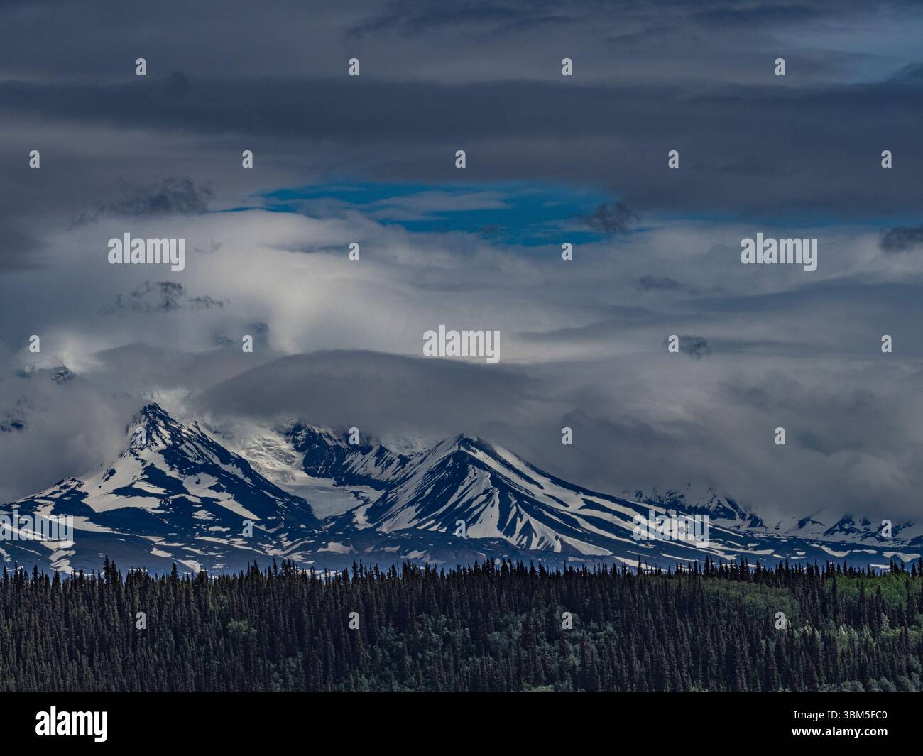 USA, Alaska. Landschaft des Mount Drum am Glenn Highway Stockfoto
