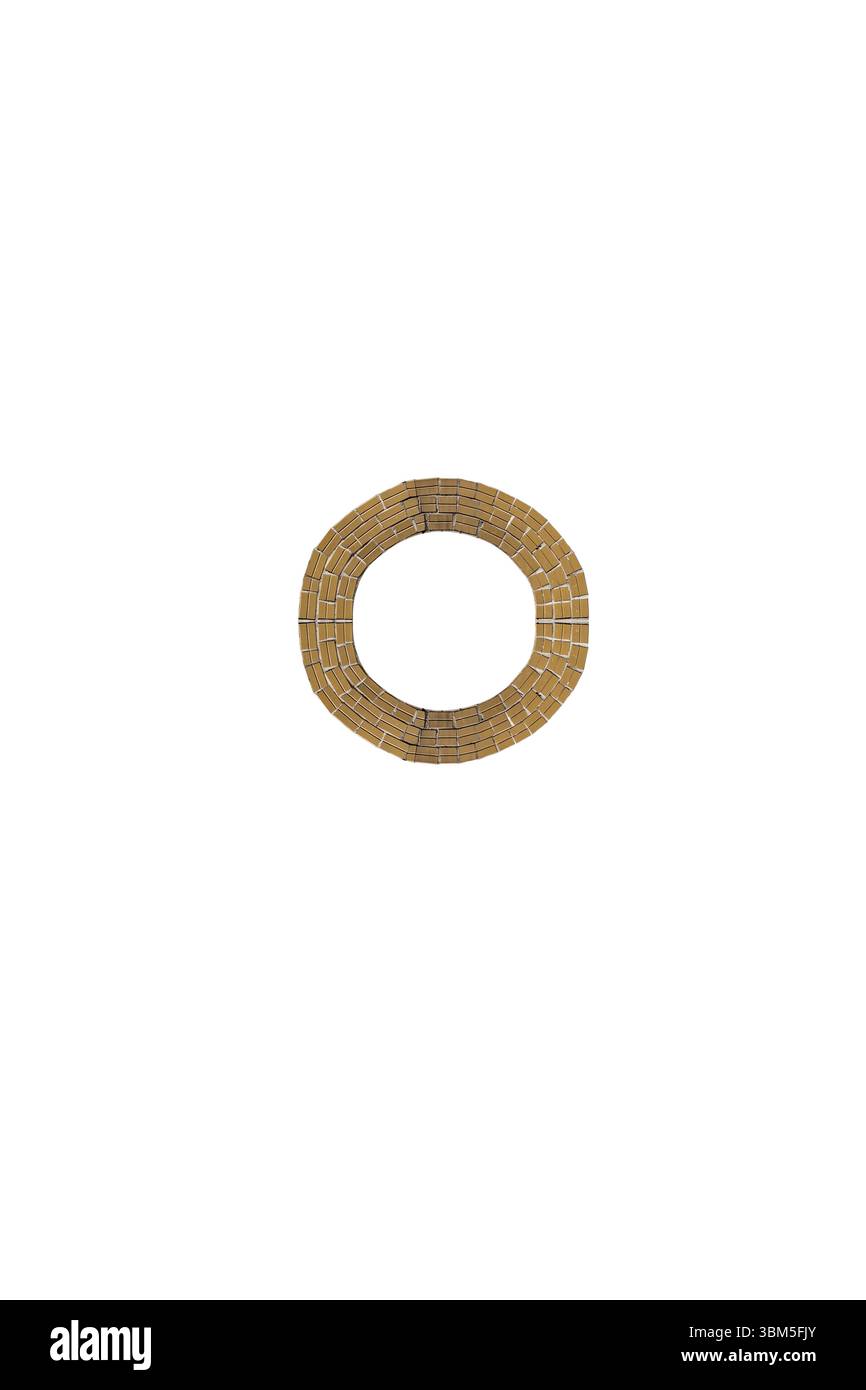 Das alte Kreisfenster mit Terrakotta-glasierten Keramikfliesen ist isoliert. Stockfoto