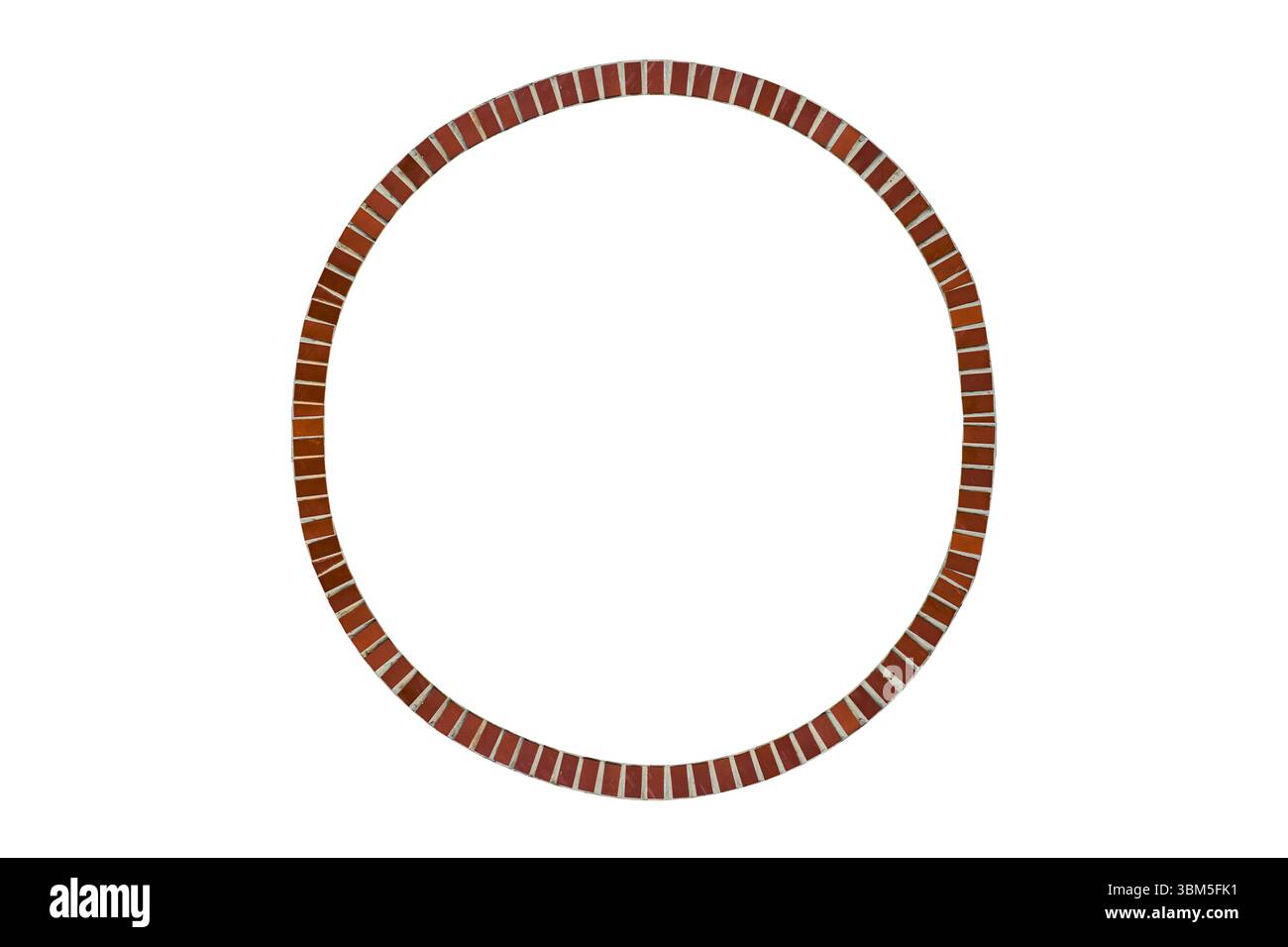 Das kreisförmige Fenster, das mit dunkelbraun glasierten Keramikfliesen ausgekleidet ist, ist isoliert. Stockfoto