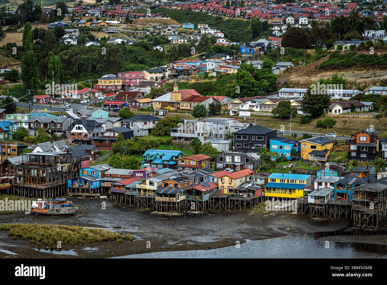 Ein Blick aus der Vogelperspektive auf die Häuser der Insel Chiloé; einige am Strand befinden sich auf Stelzen. Stockfoto