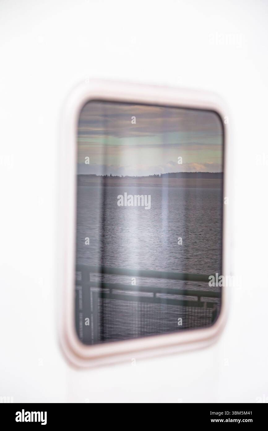 Window Reflection, Keystone Coupeville nach Port Townsend Fähre, Washington State, USA. Stockfoto