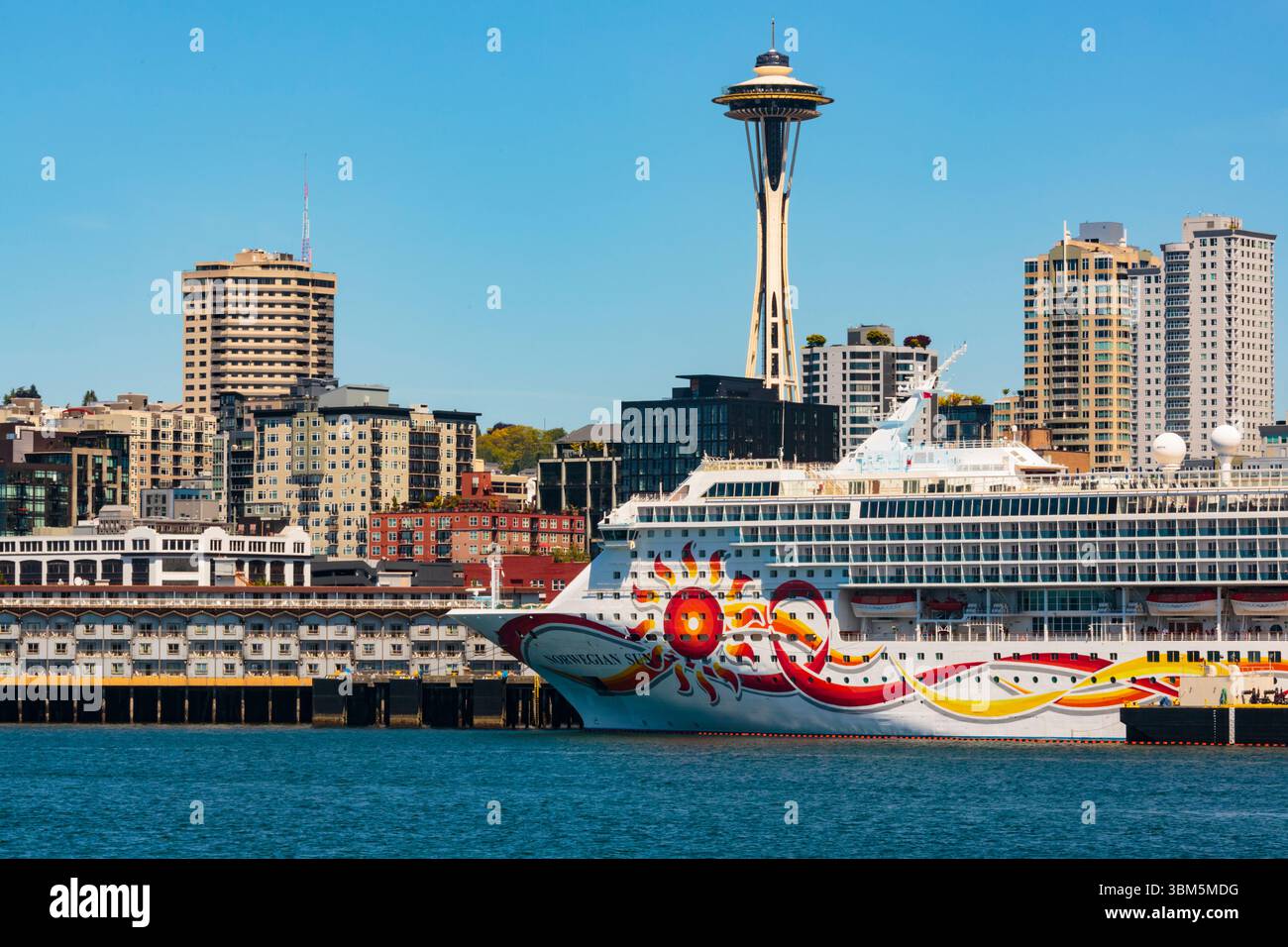 The Space Needle, Norwegian Cruise Line, Norwegian Sun and Seattle Waterfront, Washington State, USA. (Nur Für Redaktionelle Zwecke) Stockfoto