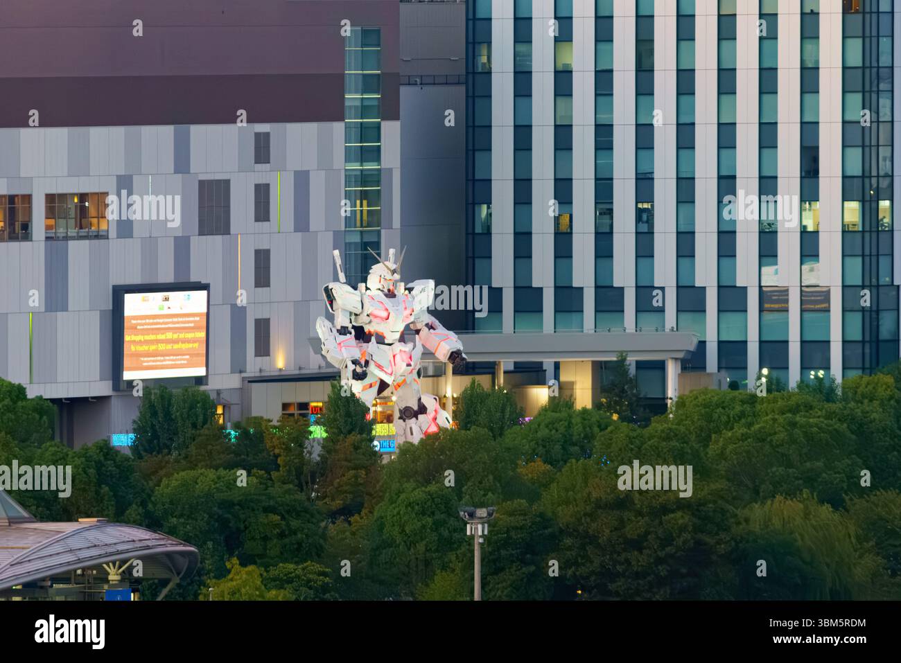 Tokio, Japan - 2. Oktober 2024, Panoramablick auf das Tokyo Plaza Driver Shopping Center mit einer riesigen Statue eines Gundams vor dem en Stockfoto