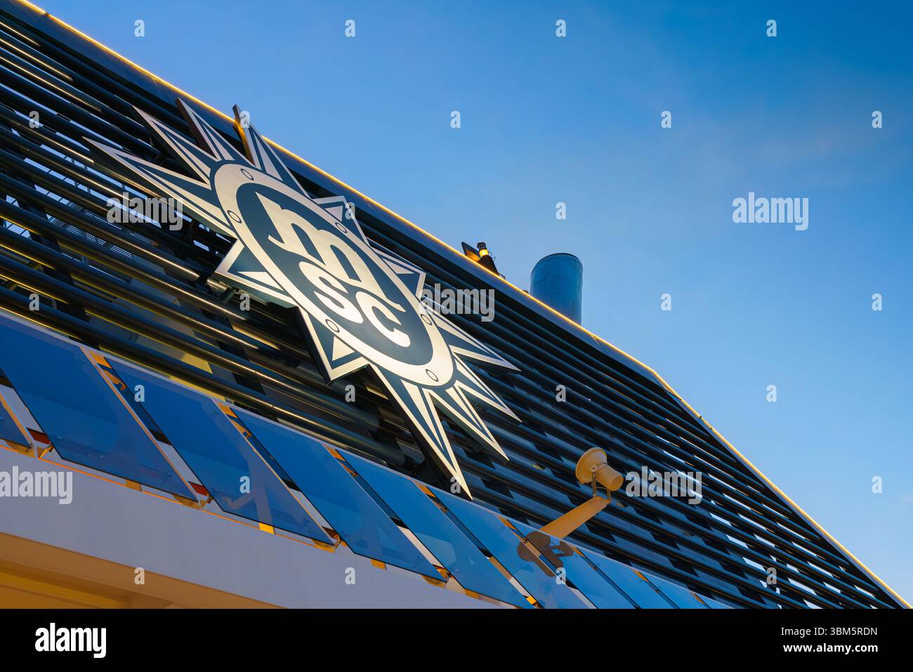 Tokio, Japan - 2. Oktober 2024, Panoramablick von unten auf das riesige MSC Cruises Logo, das sich tagsüber auf der U-Bahn des MSC Bellissima Kreuzfahrtschiffs befindet, Stockfoto