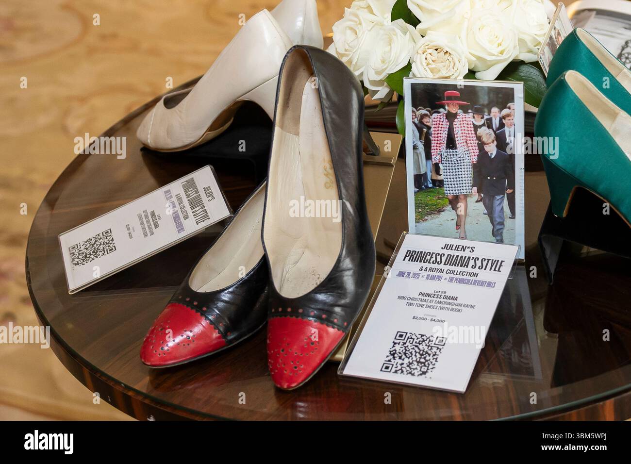 Eine Prinzessin Diana 1990 Weihnachten im Sandringham Rayne Two Tone Schuhe (mit Buch) geschätzt von 2.000 - 4.000 $ auf der Vorschau von Prinzessin Diana's Style & A Royal Collection, der größten Kollektion von Diana, Prinzessin von Wales Mode, die auf Auktion erscheint. Mehr als 200 Stücke von Prinzessin Dianas Kleiderschrank sind neben Stücken des Herzogs und der Herzogin von Windsor, Königin Elizabeth II. Und der Königin Mutter in einer privaten Ausstellung in der Peninsula Beverly Hills zu sehen, wo die Gegenstände am 26. Juni 2025 auf Juliens Auktionen verkauft werden. Bilddatum: Dienstag, 24. Juni 2025. (Foto von Corine so Stockfoto