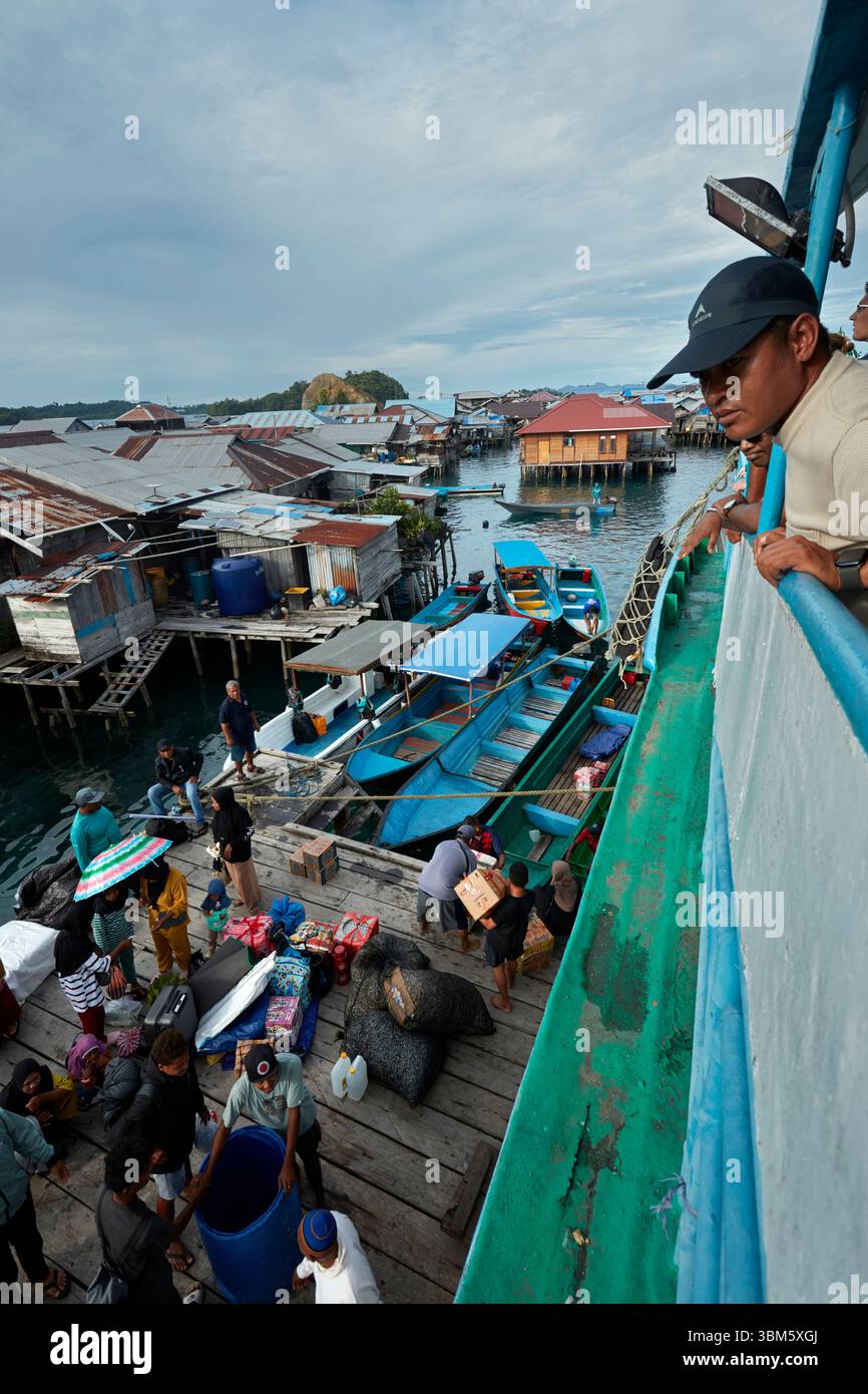 Leute treffen wöchentlich Fähre, Hafen von Yellu, Yellu Island, Misool, Raja Ampat, Südwesten Papua, Indonesien Stockfoto