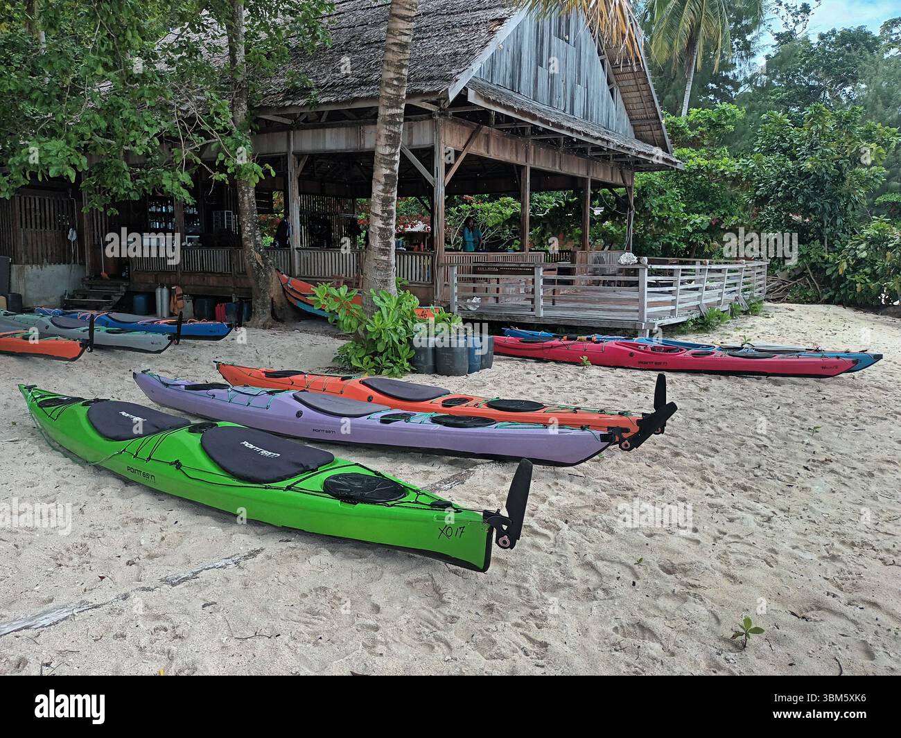 Kajaks, Panun Island, Misool, Raja Ampat, Südwesten Papua, Indonesien - Luftfahrt Stockfoto