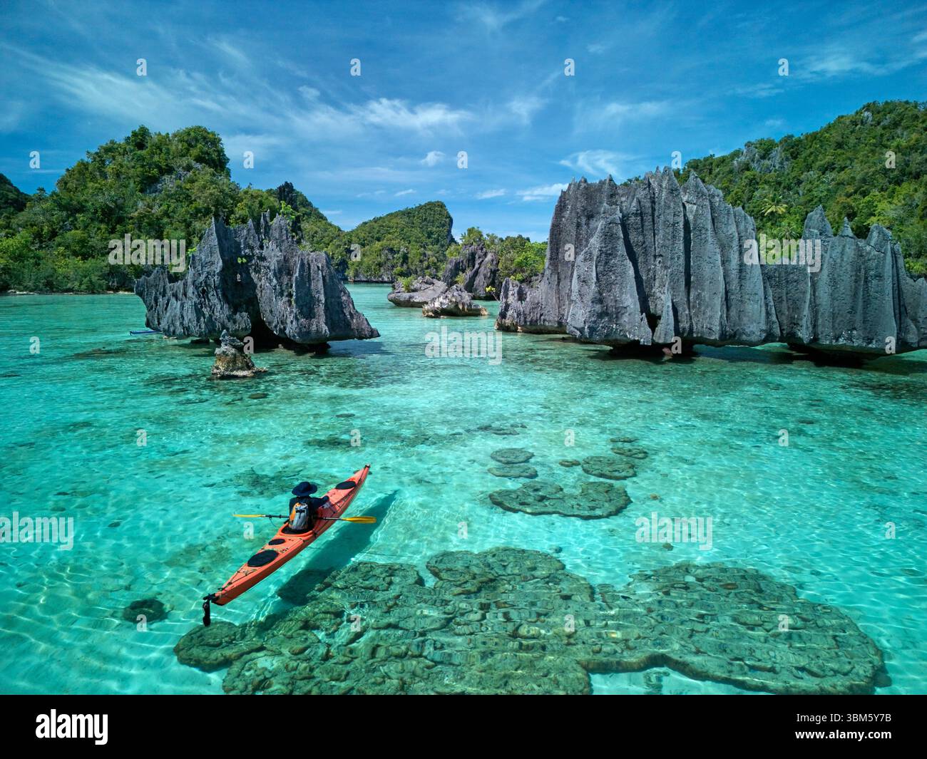 Kajak- und Karstformationen, Namlol, äußerer Archipel, Misool, Raja Ampat, Indonesien - Luftfahrt Stockfoto