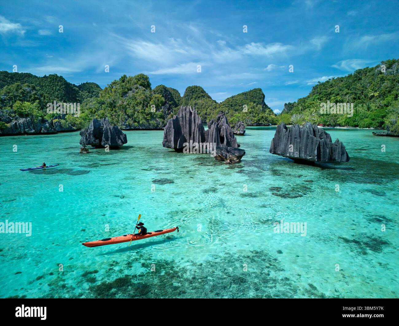 Kajak- und Karstformationen, Namlol, äußerer Archipel, Misool, Raja Ampat, Indonesien - Luftfahrt Stockfoto
