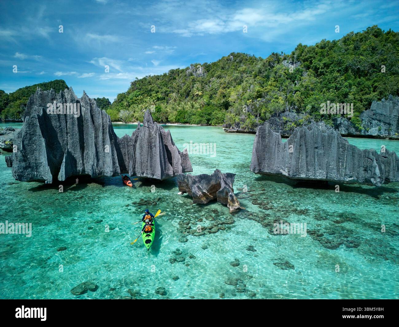 Kajakfahrer und Karstformationen, Namlol, äußerer Archipel, Misool, Raja Ampat, Indonesien - Luftfahrt Stockfoto