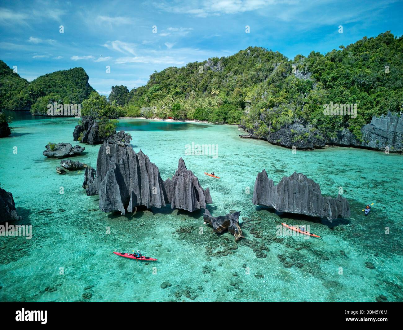Kajakfahrer und Karstformationen, Namlol, äußerer Archipel, Misool, Raja Ampat, Indonesien - Luftfahrt Stockfoto