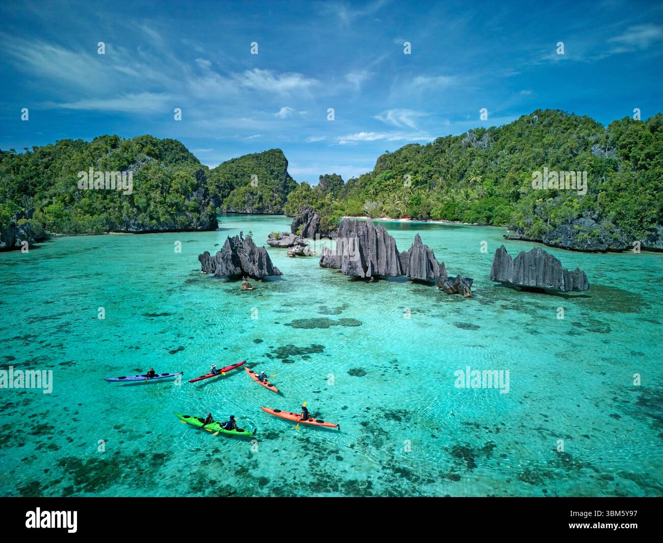 Kajakfahrer und Karstformationen, Namlol, äußerer Archipel, Misool, Raja Ampat, Indonesien - Luftfahrt Stockfoto