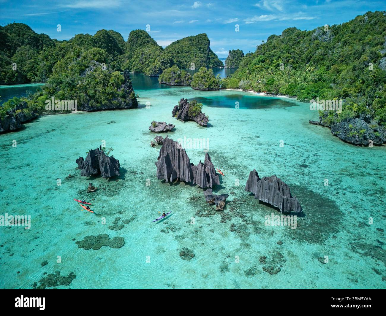 Kajakfahrer und Karstformationen, Namlol, äußerer Archipel, Misool, Raja Ampat, Indonesien - Luftfahrt Stockfoto