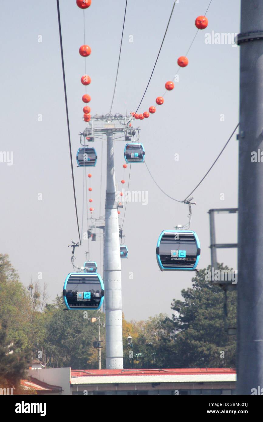 Mexiko-Stadt, Mexiko - 8. Januar 2025: Die Cablebus-Linie 3 ist eine Seilbahn in Mexiko-Stadt, die Chapultepec Park mit Santa Fe verbindet, um die Mobilität zu verbessern Stockfoto