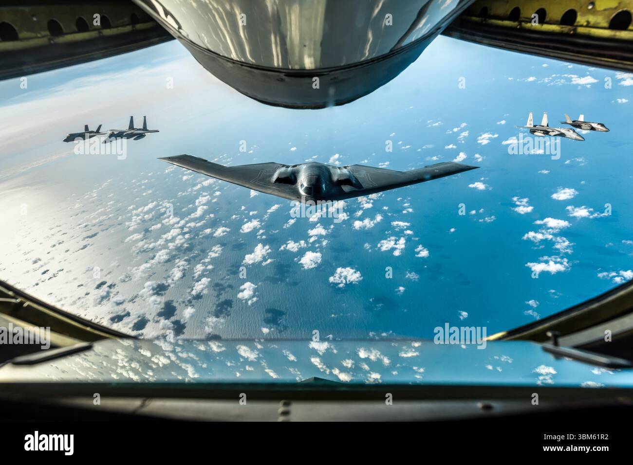 Ein B-2 Spirit Stealth Bomber, der dem 509th Bomb Wing auf der Whiteman Air Force Base, Missouri, zugewiesen wurde, zwei F-35 Lightning IIS der Royal Air Force, die der RAF Marham, England, zugewiesen wurde, und zwei F-15 Eagles, die dem 48th Fighter Wing bei der RAF Lakenheath, England, zugewiesen wurden, fliegen in Formation hinter einem KC-135 Stratotanker, der RAF Mildenhall, während einer Trainingsmission für die Bomber Task Force Europe am 16. September 2019. Stockfoto
