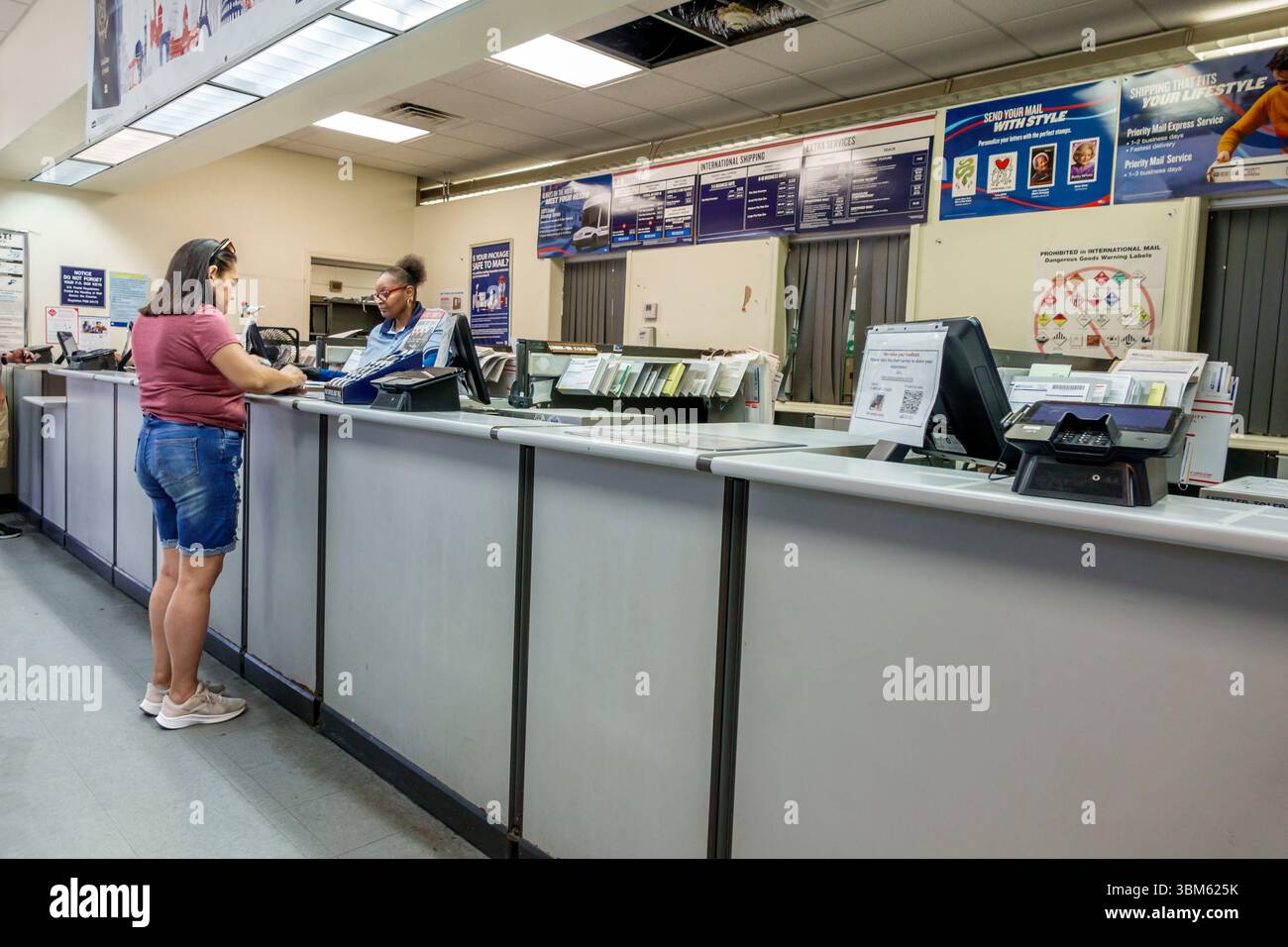Miami Beach Florida, North Beach, 71st Street, Postamt, interne USPS-Niederlassung, Service-Schalter in der Lobby, Kundenservice-Post, Erwachsene Hispa Stockfoto