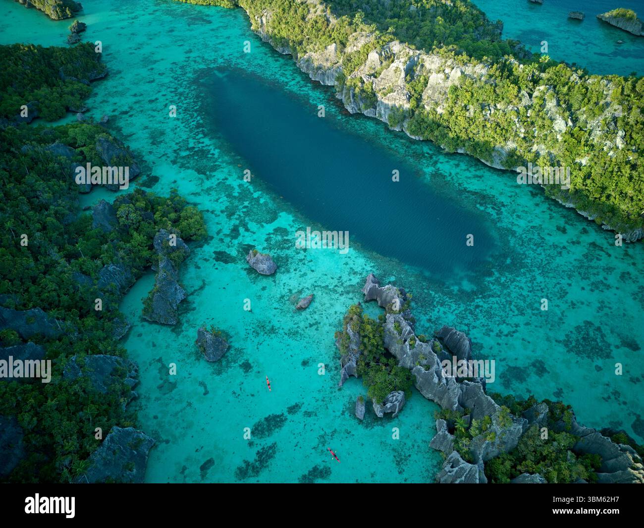 Karstinseln und Kajaks, innere Inselgruppe, Misool, Raja Ampat, Indonesien - aus der Luft Stockfoto